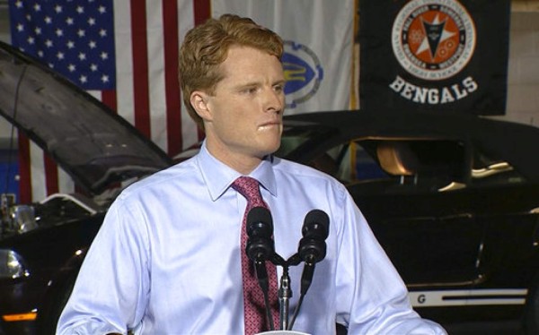 Joe Kennedy enciende las redes por inusual brillo labial