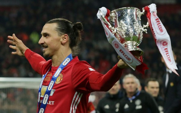 Zlatan Ibrahimovic carga a Manchester United para conquistar la Copa de Liga