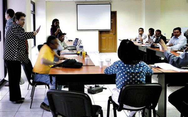 Comisión revisa leyes retiradas del Congreso