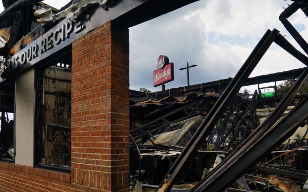 Caos, ira y destrucción en Atlanta por muerte de otro afroamericano a manos de la policía (FOTOS)