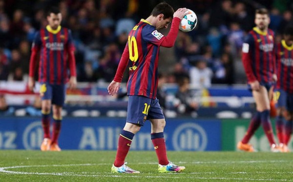 Barcelona cae en Anoeta y da vida a Atlético y Real Madrid