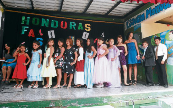 Niños de centros educativos demuestran su hondureñidad