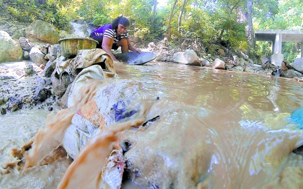 Ahora sobreviven de los residuos del oro