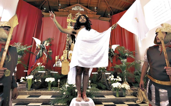 Fe y devoción de hondureños en solemne procesión del Vía Crucis