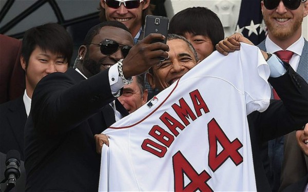 Abogados estudian polémica 'selfie' de Obama y estrella del béisbol