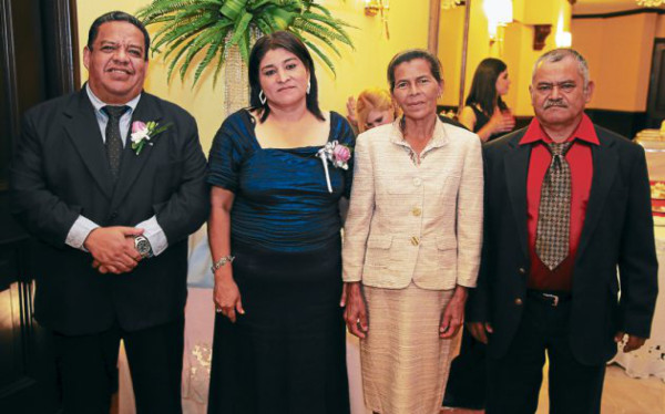 En inolvidable ceremonia unen sus vidas ante Dios