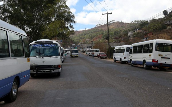 Conductores de buses se paran de nuevo por alto costo de la tarifa