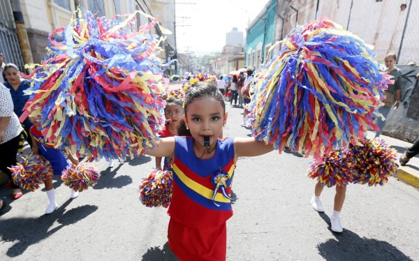 Fervor y ternura en desfiles de los pequeños de la Patria