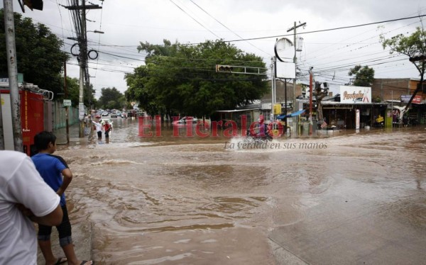 Carros anegados y personas atrapadas en la Kennedy tras fuerte tormenta en la capital