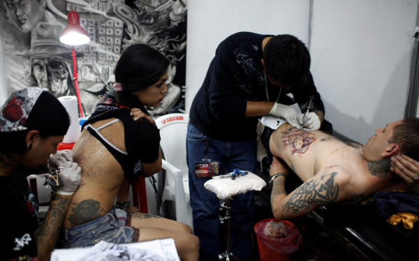 Tatuadores de 10 países se reúnen en Bolivia