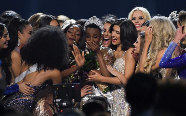 FOTOS: Llanto y emoción de Zozibini Tunzi al coronarse Miss Universo 2019