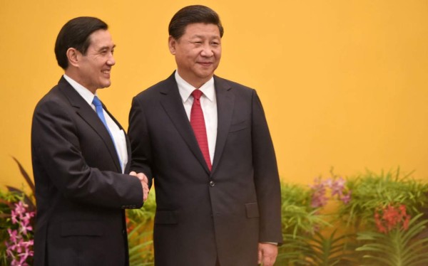 Histórico apretón de manos en inédita cumbre China-Taiwán