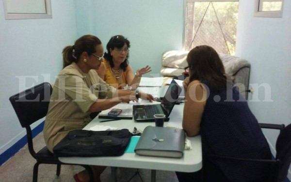 Docente y alumnos madrugan para tomar aula de clases