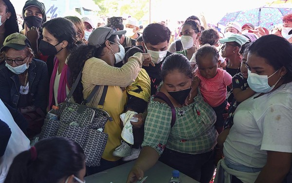 A caballo y en balsas, nicaragüenses cruzan hacia Honduras a vacunarse contra el covid-19