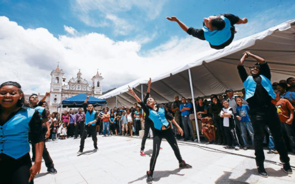 Masiva boda realiza alcalde Ricardo Álvarez
