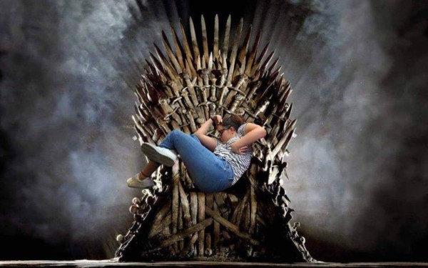 Chica se queda dormida en un sillón y los memes no se hicieron esperar