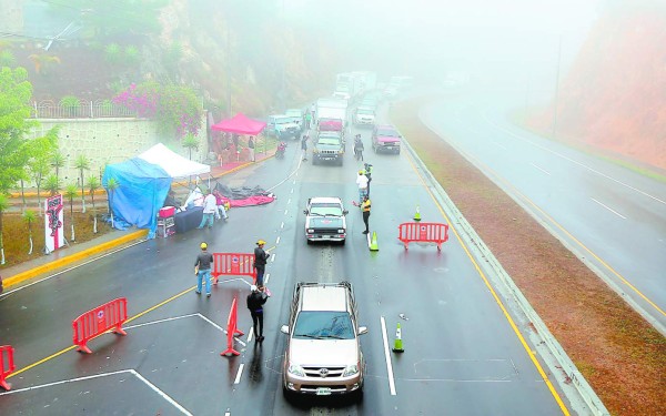 Frente frío reduce flujo vehicular en ejes carreteros