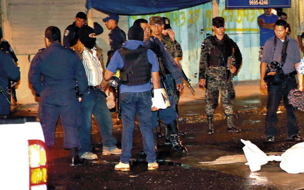 Envueltos en sábana hallan dos cadáveres