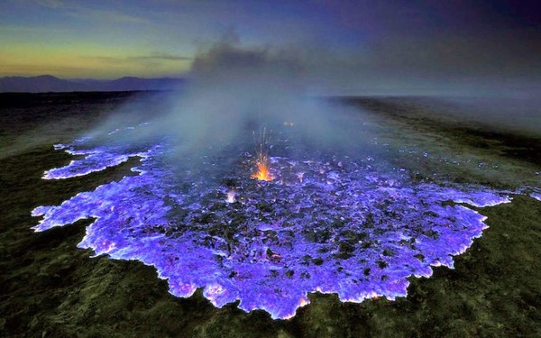 Extraordinario volcán que arroja lava azul