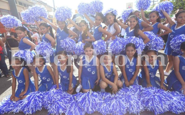 Desfiles: Estudiantes de primaria llenan de civismo la capital de Honduras