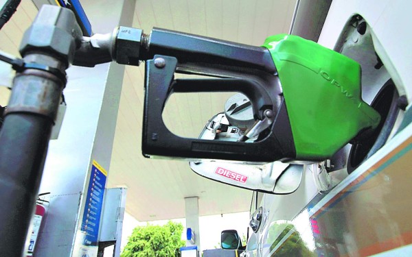 Analizan reducir el impuesto a los combustibles