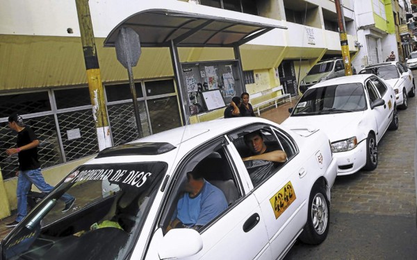 Reajuste de L 2.00 exigen taxistas
