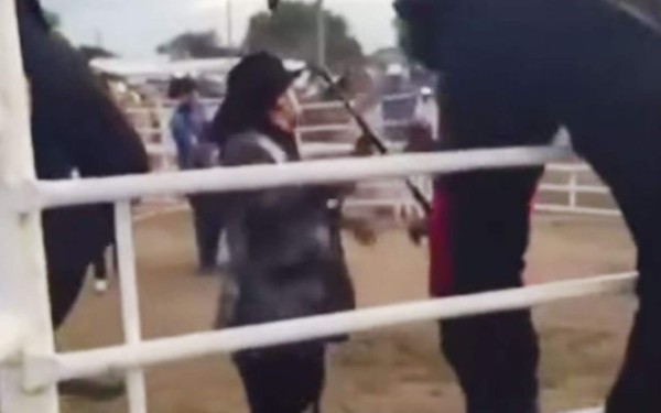 Cantante reconoce y golpea a su secuestrador en pleno concierto