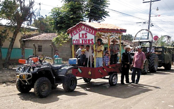 Vecinos de Trojes celebran tradicional feria ganadera
