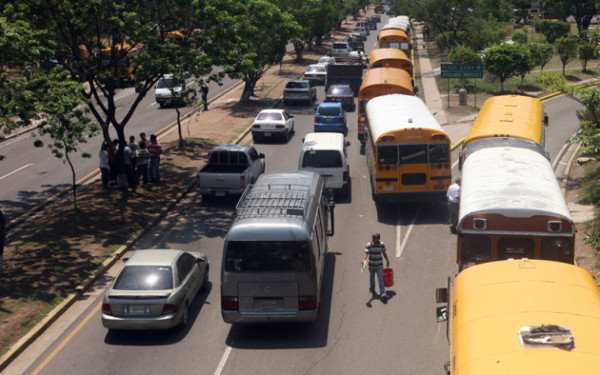 Transportistas anuncian paro de labores