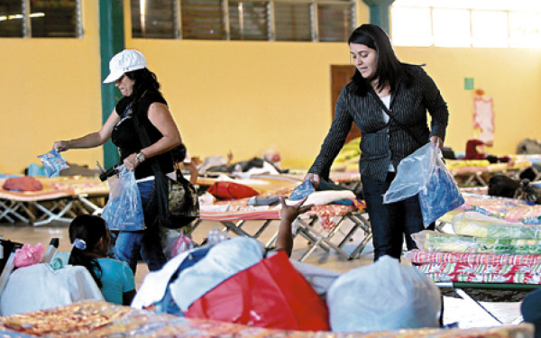 Flores hechas con nostalgia y dolor adornarán féretros de difuntos