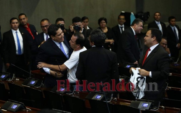 FOTOS: Empujones y gritos en la instalación de tercera legislatura