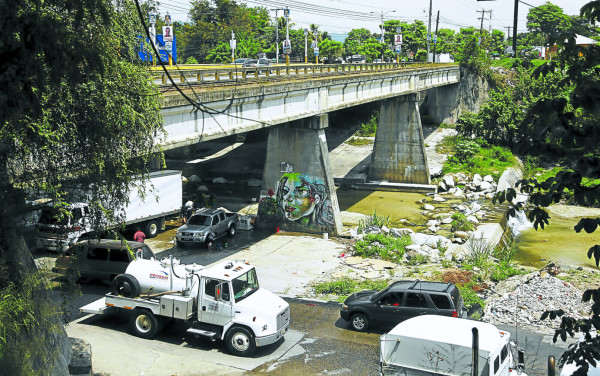Conductores identifican 17 puntos críticos en bulevares de San Pedro Sula