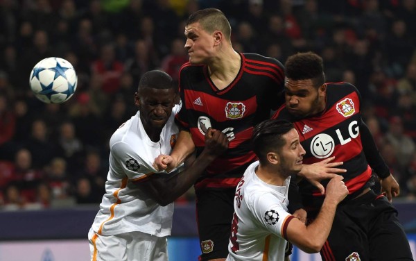 Doblete de Chicharito en empate entre Leverkusen y Roma