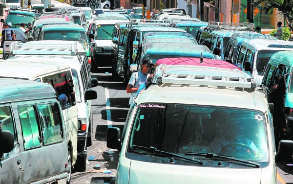 Buses ilegales mantienen caos vehicular en la ciudad
