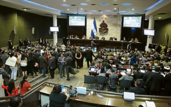 Suspenden sesión tras insultos de Libre