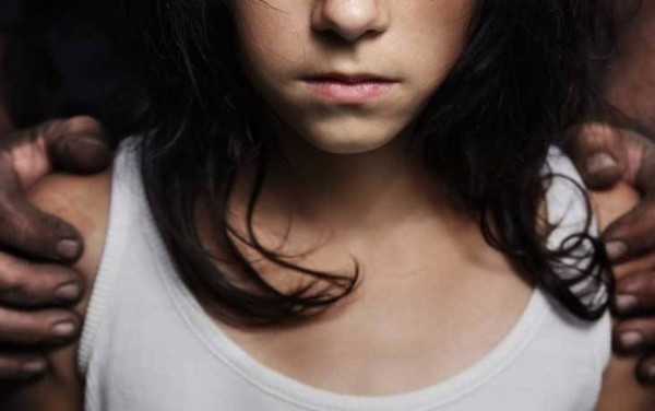 Dictan 15 años de cárcel a madre que prostituía a sus hijas