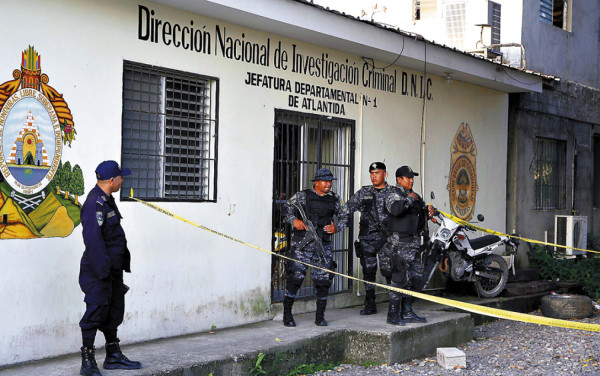 Policía abre fuego en DNIC y mata a cinco compañeros en La Ceiba