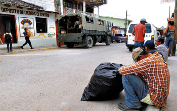 Investigan muerte de 17 personas por ingesta de alcohol adulterado