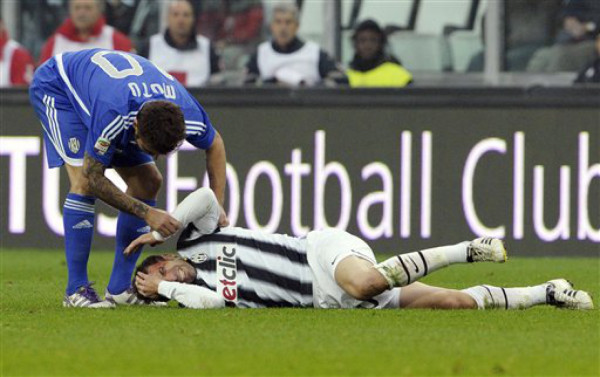 Del Piero sale de partido con rostro ensangrentado