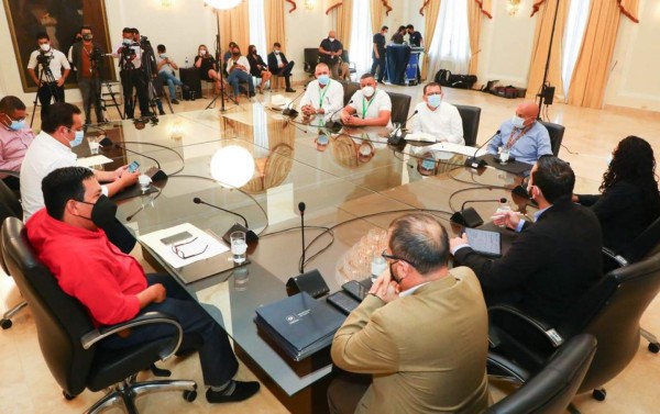 Donación de El Salvador: así lograron siete alcaldes hondureños conseguir 34,000 dosis anticovid