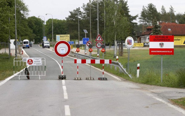 En esta imagen de archivo del 13 de mayo de 2020, una barrera corta la carretera en el paso fronterizo cerrado entre Austria y República Checa cerca de Reinthal, Austria. Los países de la UE acordaron el martes 13 de octubre unas recomendaciones comunes para viajes durante la pandemia. Foto: AP