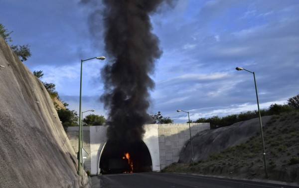 Compañeros de 43 estudiantes de Ayotzinapa se enfrentan con policía&nbsp;&nbsp;