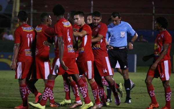 Bendita zurda de Marcelo Canales da empate a Vida