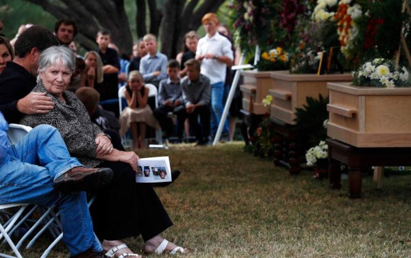 En medio de dolor y miedo sepultan a miembros de familia LeBarón