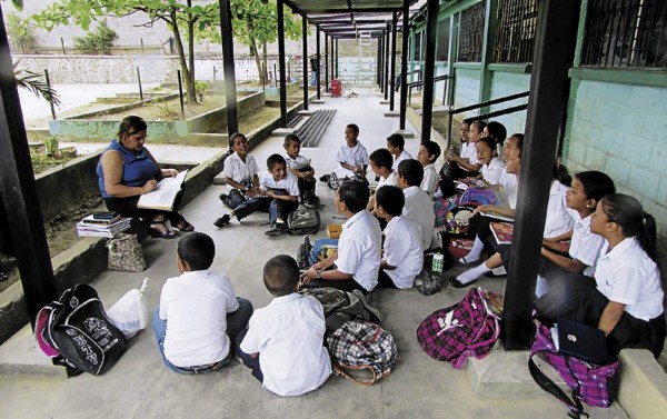 Jornada extendida obliga a niños a recibir clases fuera de aulas