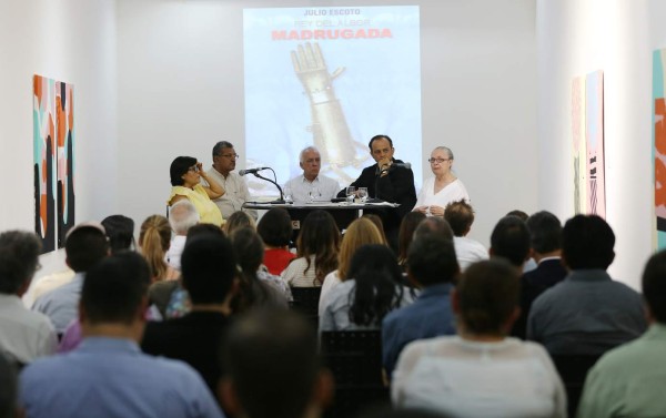 Julio Escoto en el CCET para el relanzamiento de su novela