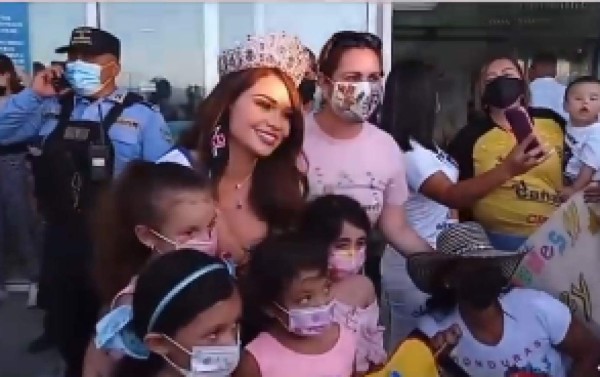 Así fue el emotivo recibimiento a Sirey Morán al arribar a Honduras tras ganar NBL