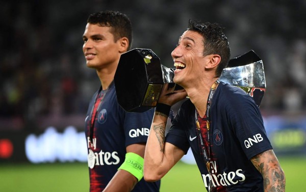 Ángel Di María se roba el show con su peculiar forma de cargar el Trofeo de los Campeones