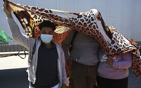 A caballo y en balsas, nicaragüenses cruzan hacia Honduras a vacunarse contra el covid-19