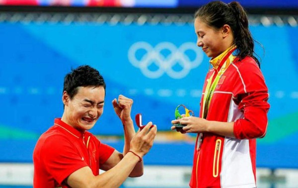 Clavadista recibe propuesta matrimonial en podio